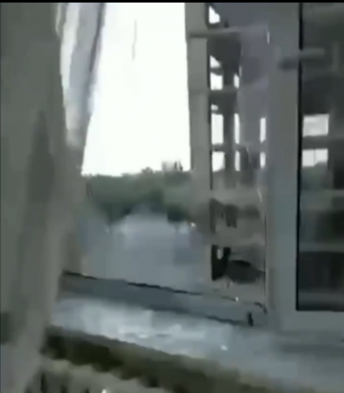 В Нур-Султане из-за сильного ветра упал кран и повредил окна близлежащего дома