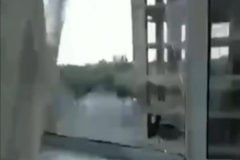 Фотография к новости: В Нур-Султане из-за сильного ветра упал кран и повредил окна близлежащего дома