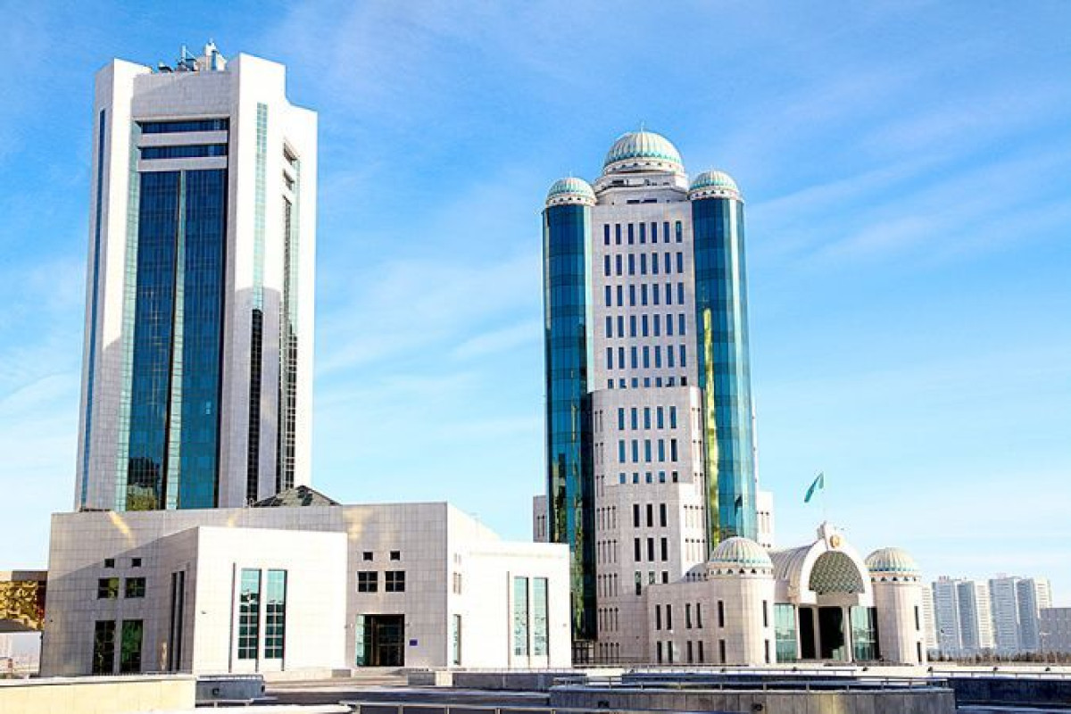 Досрочно прекращены полномочия депутатов Саясата Нурбека и Берика Абдыгалиева