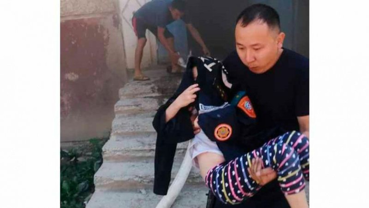 Четверых детей вызволили из горящей квартиры пожарные в Атырау