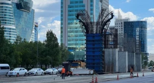 Линии для автомобилей возвращают возле столбов ЛРТ в Нур-Султане