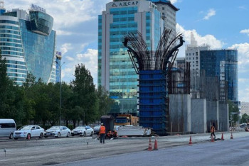 Фотография к новости: Линии для автомобилей возвращают возле столбов ЛРТ в Нур-Султане