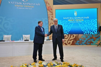 Фотография к новости: Президент присвоил Мухтару Шаханову звание "Қазақстанның Еңбек Ері"