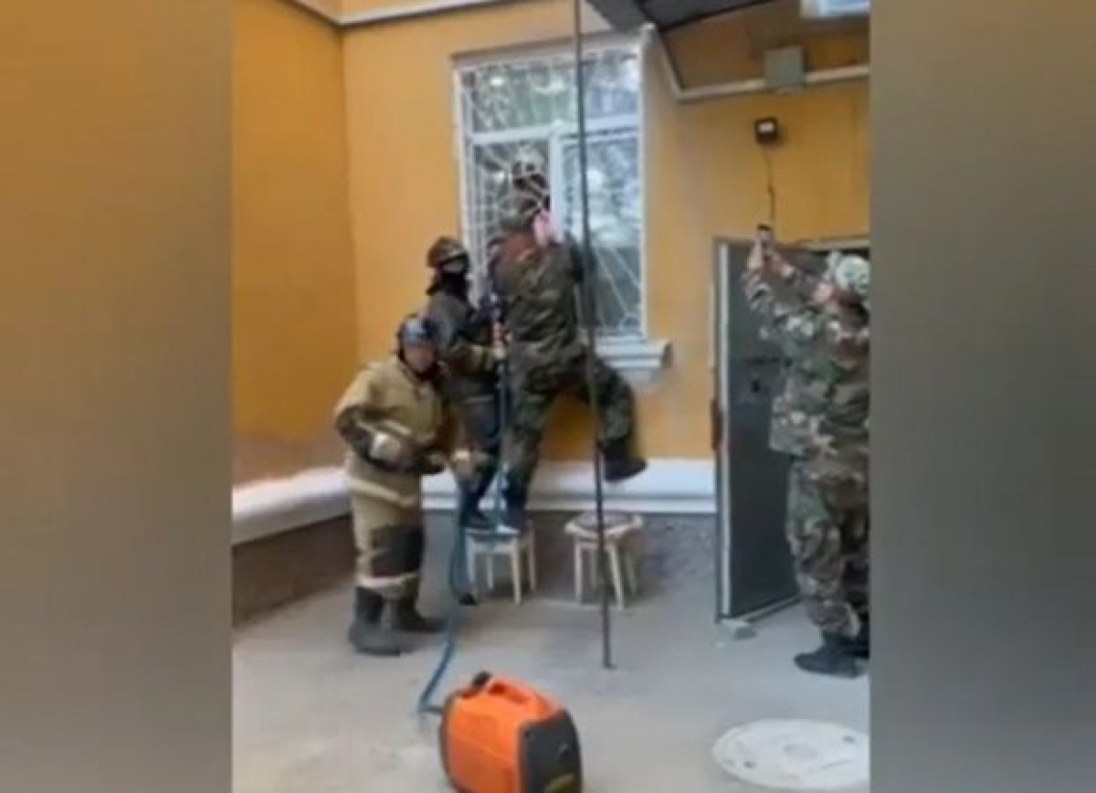 Ребёнок застрял головой в оконной решётке в Балхаше