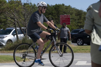 Фотография к новости: Джо Байден упал с велосипеда во время прогулки