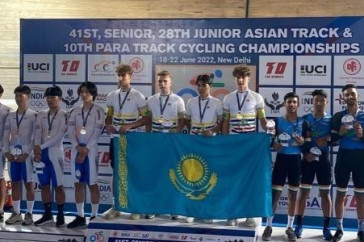 Фотография к новости: Казахстанские гонщики выиграли золото ЧА среди юниоров