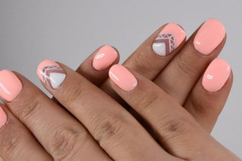 Фотография к новости: Врач объяснила вред гель-лака для ногтей