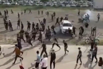 Фотография к новости: Болельщики устроили драку перед футбольным матчем в Атырау