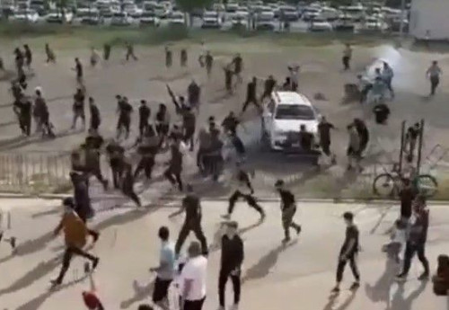 Фотография к новости: Болельщики устроили драку перед футбольным матчем в Атырау