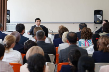 Фотография к новости: Асхат Аймагамбетов встретился с работниками образования и МСБ в Павлодарской области