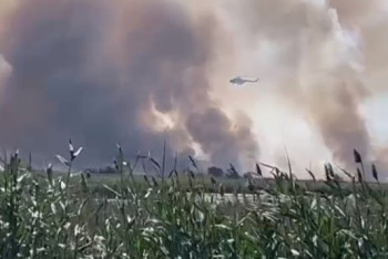 Фотография к новости: Пожар в районе Талдыколя в Нур-Султане тушат 120 человек и вертолёт