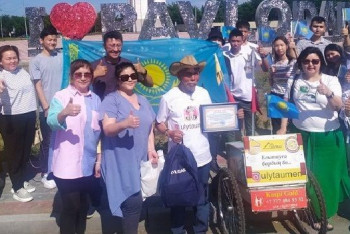 Фотография к новости: Путешествующий пешком 72-летний марафонец добрался до Павлодара