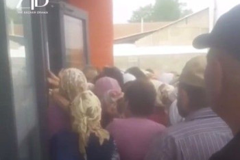 Фотография к новости: Давку в очереди за сахаром сняли на видео в Жамбылской области