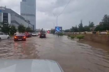 Фотография к новости: Потоп на улицах Алматы и горящий троллейбус попали на видео