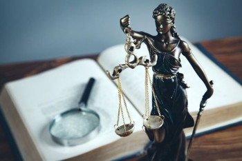 Фотография к новости: В Атырау вахтёр отсудила 1,3 млн тенге за своё незаконное увольнение