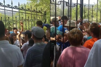 Фотография к новости: Астанчане вынуждены стоять в очередях, чтобы попасть на пляжи