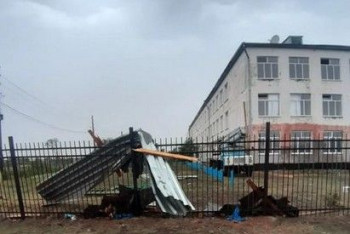 Фотография к новости: Ураганный ветер снес крыши со школ и жилых домов в Акмолинской области