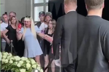 Фотография к новости: Женщина устроила фотосессию на похоронах Шатунова и разозлила соцсети