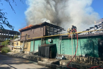 Фотография к новости: Более 50 человек тушили пожар в двухэтажном кафе в Алматы