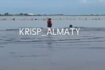 Фотография к новости: Отдыхающие на Капшагае искали мальчика, выстроившись в цепочку в воде