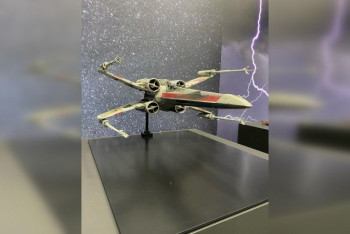 Фотография к новости: За 2,3 миллиона долларов продали модель истребителя из "Звездных войн"