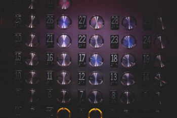 Фотография к новости: Пролетел 25 этажей: лифт врезался в крышу жилого дома в Алматы