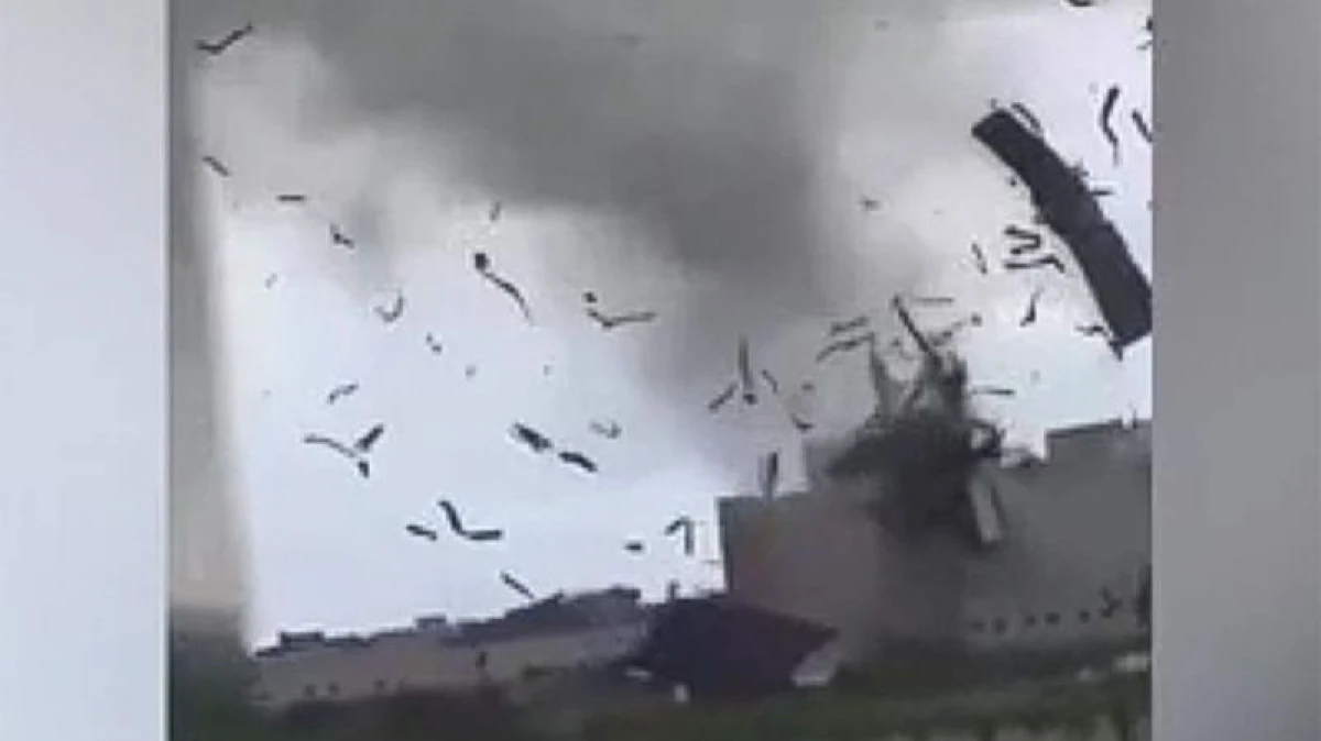 Разрушительный торнадо в Китае сняли на видео