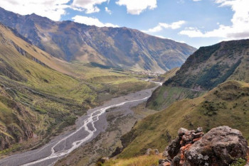 Фотография к новости: В Пакистане 20 человек погибли в результате падения автобуса в ущелье