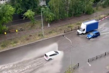 Фотография к новости: Машины "плывут" по затопленным после дождя улицам Костаная