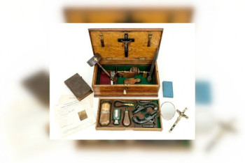 Фотография к новости: За 7,4 миллиона тенге продали антикварный набор для охоты на вампиров на аукционе в Великобритании