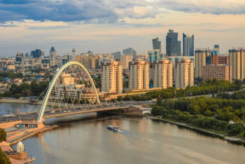 Фотография к новости: Астанчанин залез на арку моста ради эффектного селфи