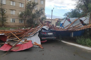 Фотография к новости: Ураган сорвал крышу роддома в Атырау