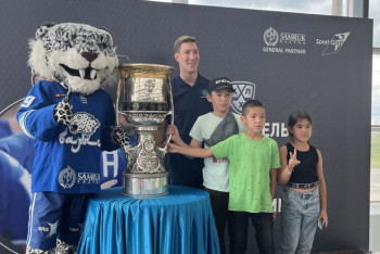 Фотография к новости: Даррен Диц вернулся в Казахстан с Кубком Гагарина