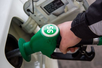 Фотография к новости: Скопление очередей на АЗС из-за дефицита бензина прокомментировали в Минэнерго