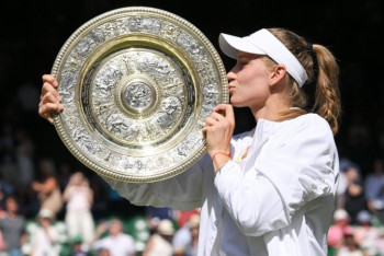 Фотография к новости: Елена Рыбакина одержала сенсационную победу в финале Уимблдона