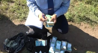 Похищенные у инкассаторов 14 миллионов тенге нашли на берегу реки