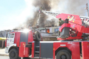 Фотография к новости: Двухэтажный жилой комплекс загорелся в Атырау. Пострадавших нет