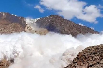 Фотография к новости: Обрушение ледника сняли на видео туристы на Иссык-Куле