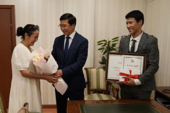 Фотография к новости: Спасшему ребенка от падения из окна астанчанину подарили образовательный грант