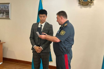 Фотография к новости: Министр по ЧС наградил подростка, спасшего ребенка от падения из окна