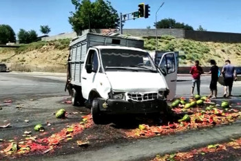 Фотография к новости: Четыре тонны арбузов рассыпались на дороге из-за массового ДТП в Шымкенте