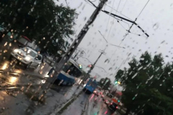 Фотография к новости: Сильный ветер вывел из строя трамвайное движение в Усть-Каменогорске