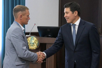 Фотография к новости: Спасшему троих детей жителю Павлодарской области подарили квартиру