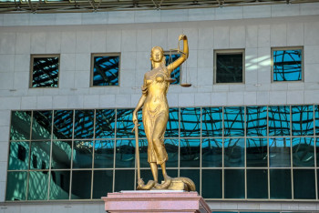 Фотография к новости: Обратившемуся к депутату казахстанцу Верховный суд отменил выплату ущерба