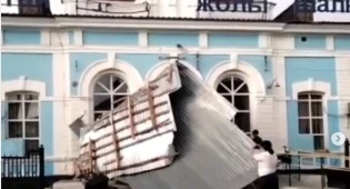 Шквалистый ветер снес крышу школы и вокзала в Шалкаре