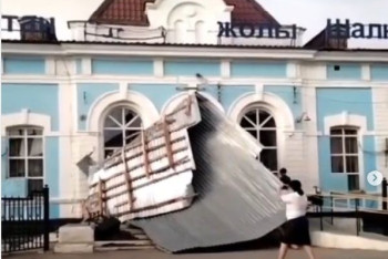 Фотография к новости: Шквалистый ветер снес крышу школы и вокзала в Шалкаре