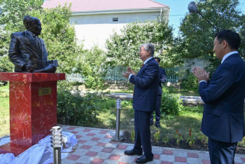 Фотография к новости: Токаев открыл бюст писателя Мухтара Ауэзова в Кыргызстане