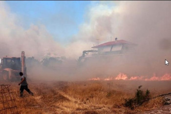 Фотография к новости: Туристы эвакуированы из-за крупных пожаров в Греции