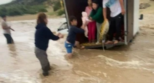 Отдыхающие попали под мощный паводок на пляже в Мангистау
