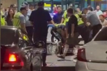 Фотография к новости: Драка в аэропорту Алматы попала на видео